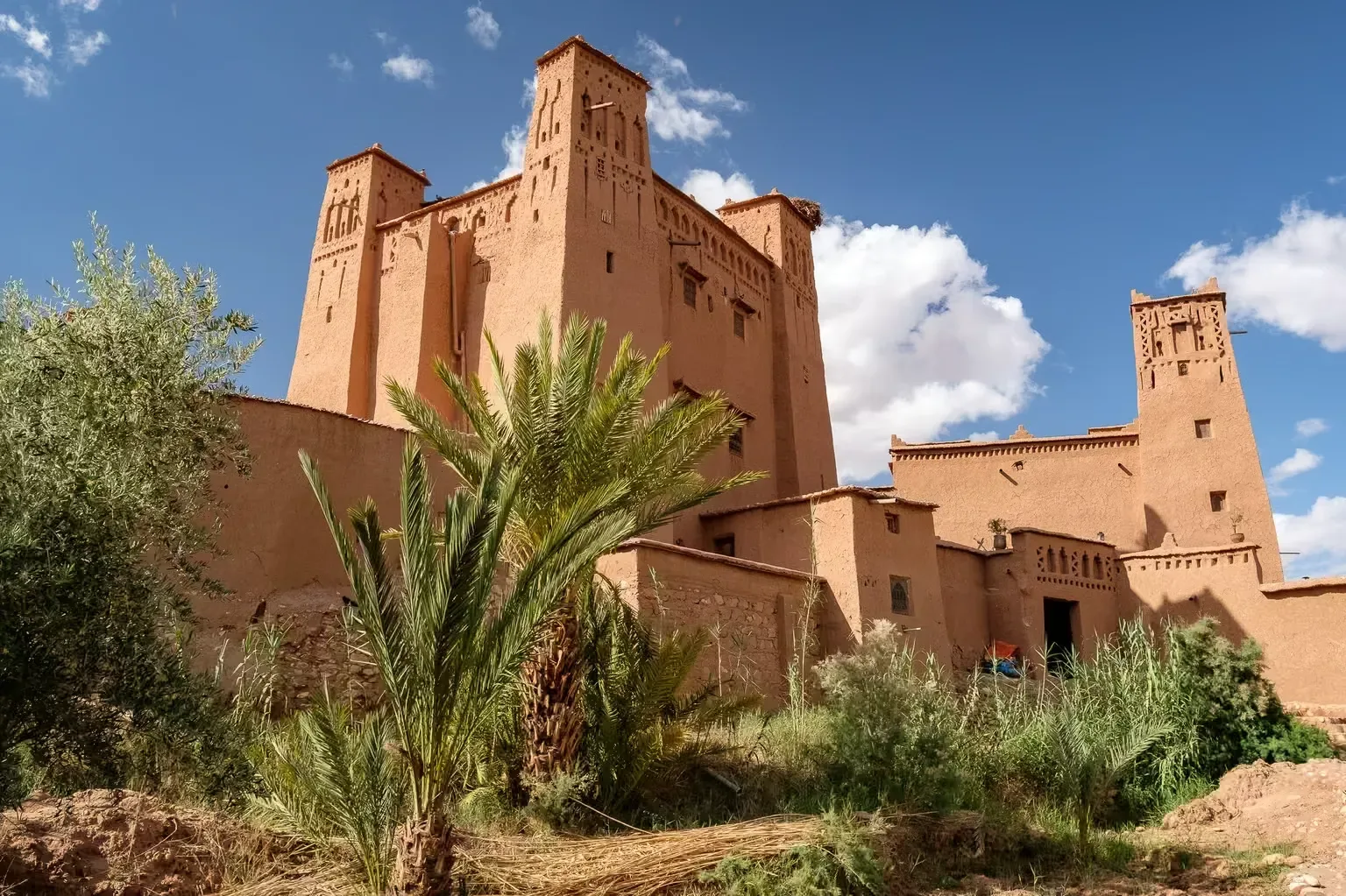 Kasbah na estrada para o deserto