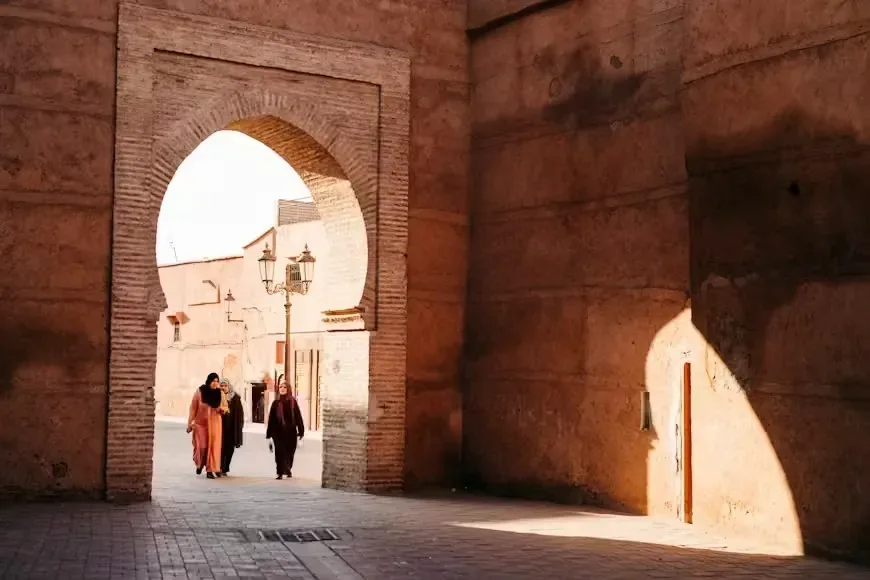 Porta antiga na medina de Marrakech